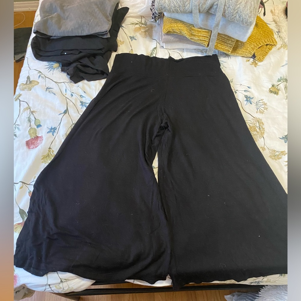 Black cropped knit stretch pants. XL Made by Johnny